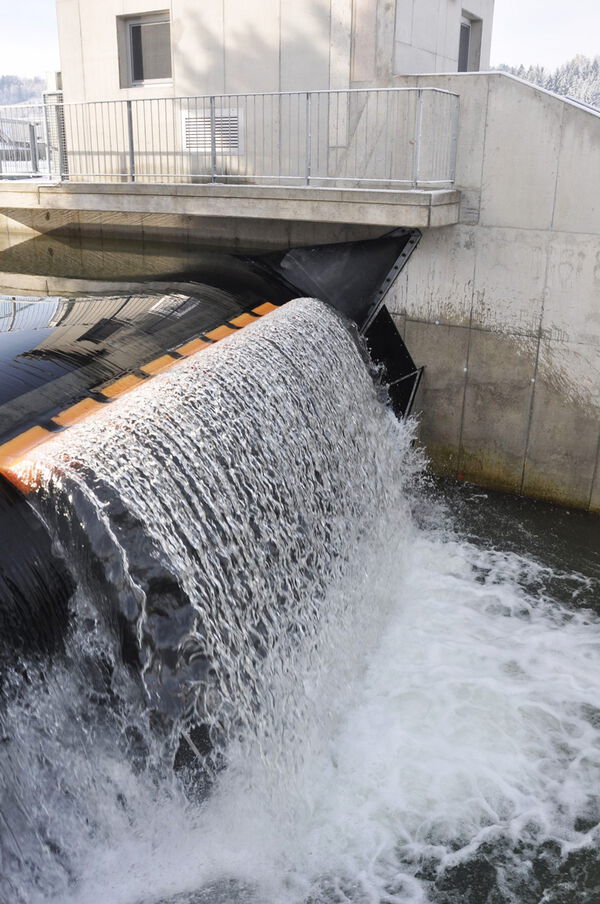 FishFlector® Prototyp in der Schweiz - als Unterstützung für den Fischabstieg am Wehr