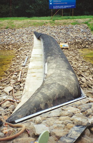 Entlastungsschlauchwehr zum Fluten eines Polders, als mobiler Hochwasserschutz oder als Küstenschutz