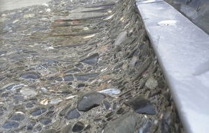 Abnutzung der Betonsohle hinter der Schlauchwehrunterlage, erzeugt z.B. durch Auftreten des Wasserstahls auf die Betonoberfläche