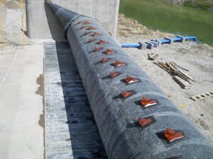 Schlauchwehrunterlage am Wehr in Los Laureles (Honduras) - Schutzeinrichtung gegen Scheuern der Membran auf Betonoberfläche