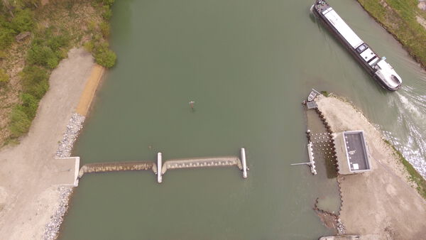 Wassergefüllte Schlauchwehranlage an der Maas (Frankreich) - Teil des Programm zur Modernisierung der Wasserstraßen an der Aisne und Maas